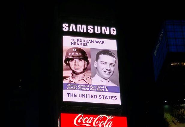삼성전자는 4월 20일(현지 시간) 미국 뉴욕 타임스 스퀘어에서 한국전쟁 참전 용사들에게 대한 존경과 감사의 뜻을 담은 '한미동맹 70주년' 기념 헌정 영상을 공개했다./삼성전자 제공
