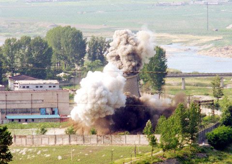 북한이 2008년 6월 27일 영변 핵단지의 냉각탑을 폭파하고 있다. /조선DB
