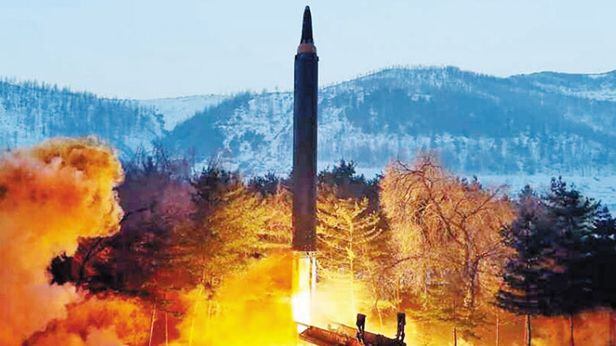 북한 노동신문이 공개한 이동식 발사차량(TEL)에서 중거리탄도미사일 화성-12 발사 장면./노동신문 뉴스1