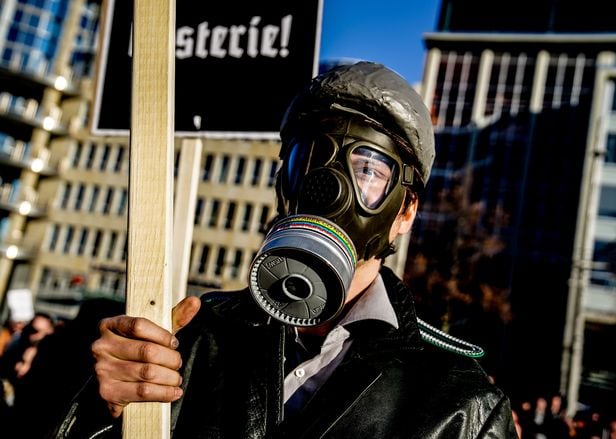 7일 독일 라이프치히에서 열린 코로나 방역 규제 반대 시위에 참가한 한 독일인이 방독면을 쓰고 있다./EPA 연합뉴스