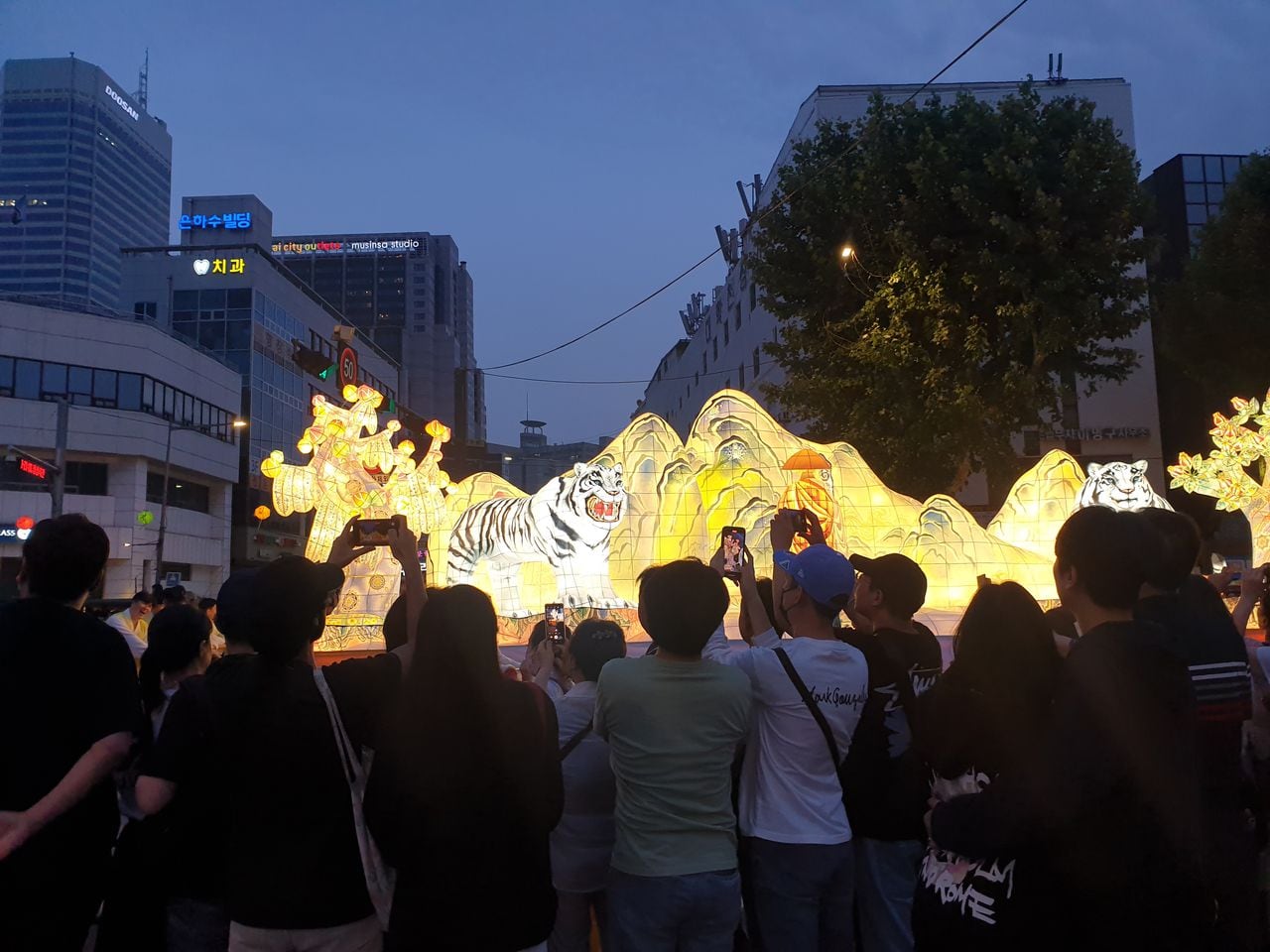 20일 연등행렬에 등장한 호랑이 등불과 이를 사진에 담는 시민들 모습/ 박혜연 기자