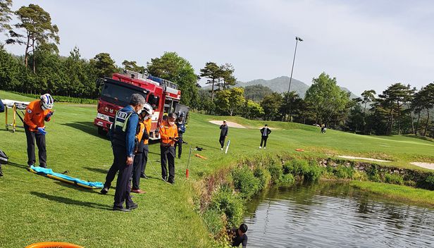 지난 4월 27일 전남 순천 한 골프장 연못에 빠진 50대 여성 골퍼를 소방당국이 구조하고 있다. 골퍼는 숨진 채 발견됐다./순천소방서
