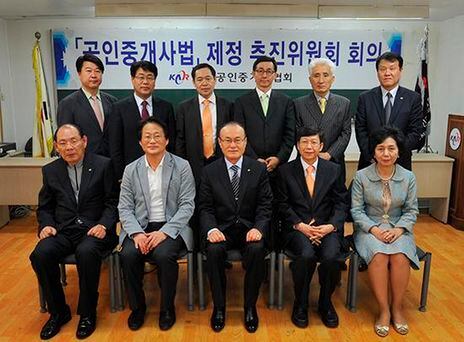 공인중개사협회는 2013년 국회 공무원 출신이자 한국의정연구회 회원인 A사무총장을 영입한 뒤, 같은해 5월 9일을 시작으로 공인중개사법 제정 추진위원회 회의를 열었다.