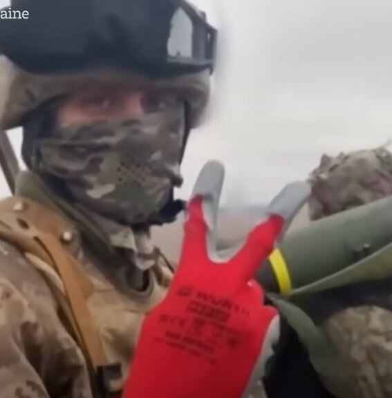 우크라이나 병사가 카메라를 향해 'V'를 만들어 보이고 있다. /유튜브