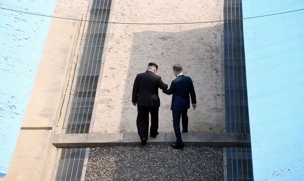 2018년 4월 당시 문재인 대통령이 북한 김정은 손을 잡고 판문점에서 군사분계선을 넘고 있다. 둘은 여기서 종전 선언 추진 등 일명 '한반도 평화 프로세스' 방안을 논의했다고 한다. /한국공동사진기자단 뉴스1