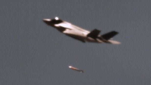 미 최신형 전술핵폭탄 B61-12 모의 폭탄이 2021년9월 마지막 시험을 위해 F-35 스텔스기에서 투하되고 있다./미 국방부 영상 캡처
