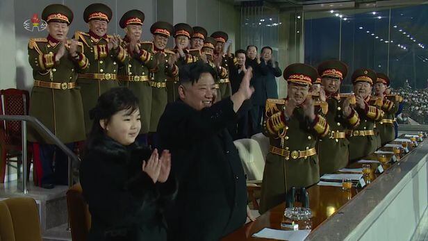  북한 조선중앙TV는 김정은 북한 국무위원장이 지난 17일 광명성절을 기념해 진행된 내각과 국방성 직원들 사이의 체육 경기를 관람했다고 18일 보도했다. /조선중앙TV 뉴시스