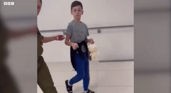 지난 24일 (현지시각) 하마스에게 억류됐다 풀려난 9세 소년 오하스 문더가 아버지를 향해 뛰어가 안기고 있다./ BBC