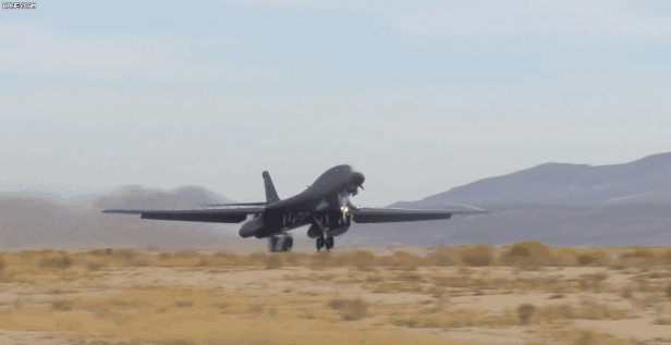 '죽음의 백조'라고 불리는 미 공군 전략 무기인 B-1B 랜서가 이륙하는 모습./조선일보DB