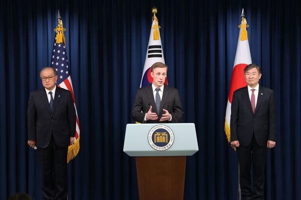 제이크 설리번 미국 백악관 국가안보보좌관이 9일 서울 용산 대통령실 청사에서 한미일 안보실장회의 공동 브리핑을 하고 있다. 오른쪽은 조태용 국가안보실장, 왼쪽은 아키바 다케오 일본 국가안전보장국장. /뉴시스