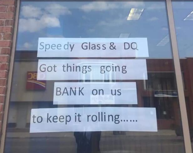 은행 유리창에 붙은 광고전쟁 문구.