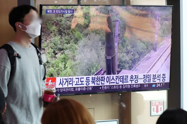 지난달 25일 서울역 대합실에서 시민들이 북한의 탄도미사일 발사 소식을 TV를 통해 지켜보고 있다. /뉴스1