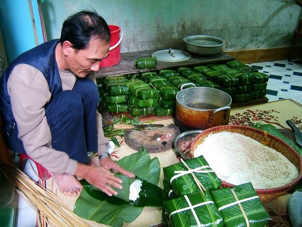 한 남성이 베트남 새해 명절 '뗏'에 먹는 대표 음식 '반쯩'을 만들고 있다.
/위키피디아