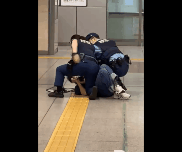 두 경찰이 흉기를 든 남성을 제압하자, 여성 경찰이 수갑을 직접 채우는 장면. / ryo0205k 트위터