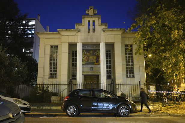 그리스인 신부가 총탄에 맞아 쓰러진 프랑스 중부도시 리옹 시내의 그리스정교회 건물. 경찰이 바리케이트를 치고 접근을 막고 있다./AP 연합뉴스 