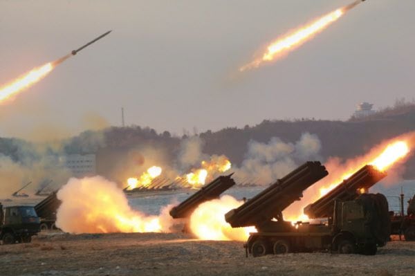 240mm 등 북한군 방사포 사격훈련 모습./노동신문