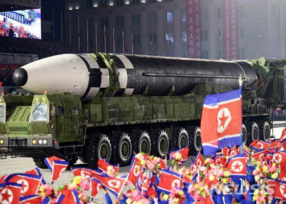북한 신형 대륙간탄도미사일(ICBM)과 11축 이동식발사차량(TEL)