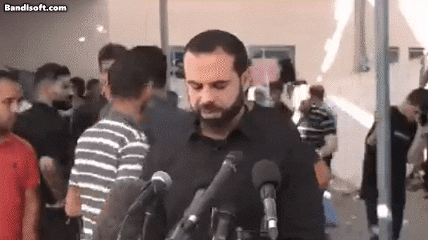 손목에 붕대를 감은 한 남성이 기자회견 중인 하마스 내무부 대변인 뒤에서 팔을 들어 보이며 "하마스, 신이 너희에게 책임을 묻길 바란다"고 외치고 있는 모습. /엑스(옛 트위터)