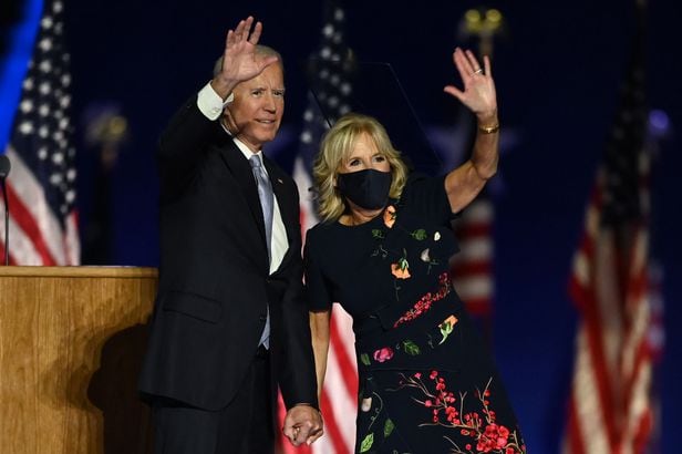 조 바이든 대통령 당선자와 부인 질이 7일 저녁 델라웨어 윌밍턴에서 승리 연설을 하며 지지자들에게 인사하고 있다./AFP 연합뉴스