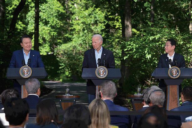 지난 8월 미국 메릴랜드주의 캠프 데이비드에서 열린 한·미·일 정상회의에서 (왼쪽부터) 윤석열 대통령, 조 바이든 미 대통령, 기시다 후미오 일본 총리가 공동기자회견을 하고 있다. /뉴시스
