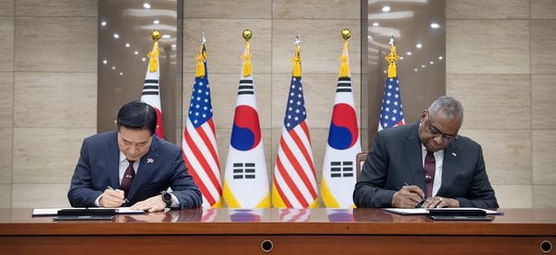 신원식 국방부장관과 로이드 오스틴 미국 국방장관이 13일 서울 국방부 청사에서 열린 제55차 한미안보협의회의(SCM) '2023 한미 맞춤형억제전략(TDS)' 서명식에서 협정서에 서명하고 있다./국방부 제공