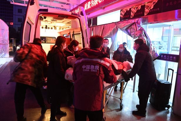  간쑤성 린샤 후이주자치구 스지산현(縣)에서 규모 6.2의 지진이 발생하자 구조대원들이 병원으로 부상자들을 옮기고 있다./신화 연합뉴스