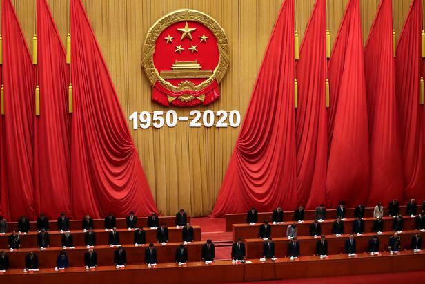 중국 시진핑(사진 아래 중앙) 국가주석과 당 간부들이 지난 23일 베이징 인민대회당에서 열린 기념식에서 전몰 군인들을 기리는 묵념을 하고 있다. /AP 연합뉴스
