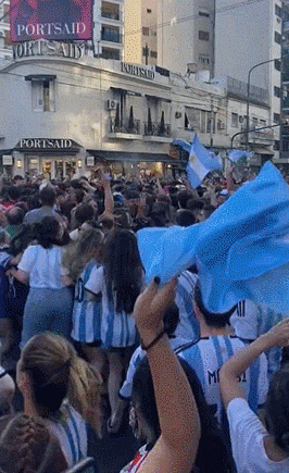 아르헨티나 수도 부에노스아이레스 거리에서 시민들이 메시 이름을 연호하며 노래하는 모습. /트위터