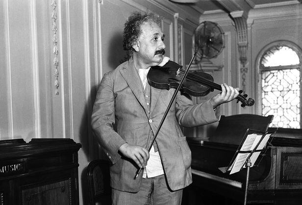 “스스로 깨닫는 게 중요” 바이올린 연주하며 알게 됐다 - 알베르트 아인슈타인이 미국으로 망명해 강단에서 학생들을 가르치던 1932년 바이올린을 켜고 있다. 그는 여섯 살 때부터 1년쯤 바이올린을 배우다 그만뒀지만, 몇 년 뒤 모차르트 음악을 연주하고 싶은 마음에 다시 바이올린을 배웠다. 스스로 원했기에 최선을 다했다. 이런 집중력은 훗날 그가 위대한 과학자로 명성을 얻는 중요한 동력이 됐다. /게티이미지코리아