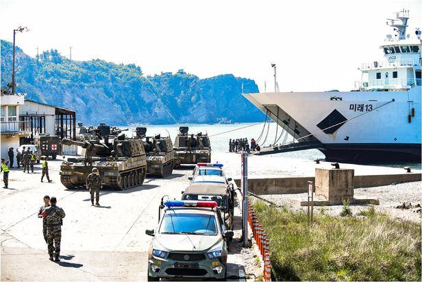 해병대가 2019년 4월 9·19군사합의로 백령도에서 사격 훈련을 할 수 없자 K-9자주포를  화물선에 실어 평택항에 내려 육지 사격장으로 이동하는 모습. /해병대