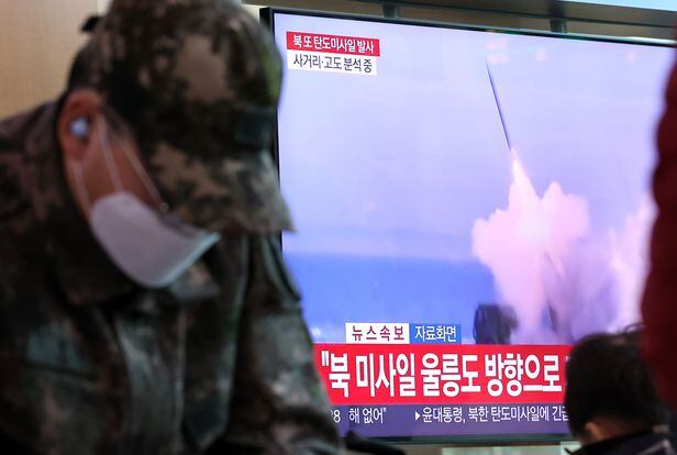 2일 오전 서울역 대합실에서 시민들이 북한의 동해상 탄도미사일 발사 관련 뉴스를 시청하고 있다. 2022.11.2/뉴스1 ⓒ News1 이동해 기자