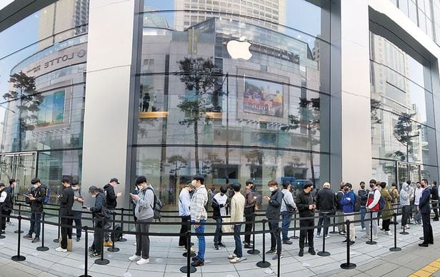서울 중구‘애플 명동’이 정식 개장한 9일 오전 사람들이 매장 앞에 줄을 서 있다. 국내 최대 규모 애플 스토어인 명동 애플은 ‘애플 가로수길’, ‘애플 여의도’에 이은 국내 세번째 매장이다. /뉴시스