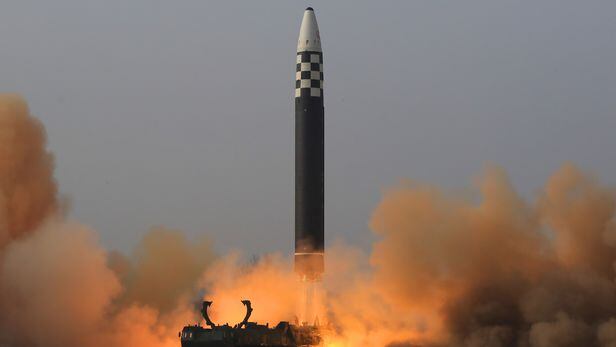 북한 대륙간탄도미사일(ICBM)인 '화성-17형 발사 장면./노동신문 뉴스1