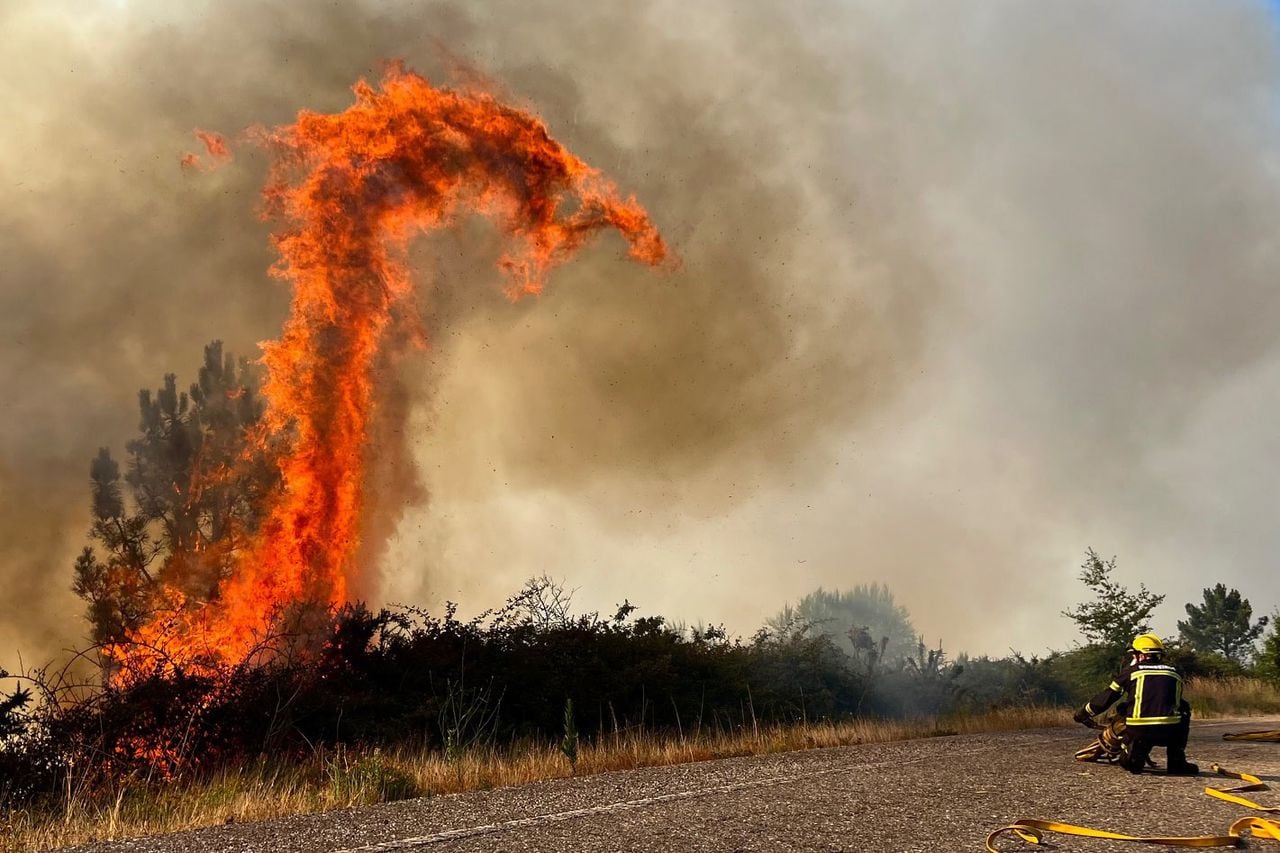 지난 31일 스페인 갈라시아지방 폰테베드라에서 발생한 산불을 한 소방관이 진화하고 있다/EPA연합뉴스