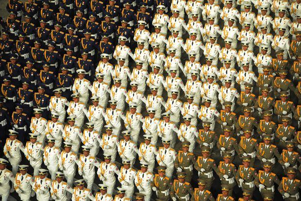 북한군 장병들이 2020년 10월 10일 밤 노동당 창건 75주년을 맞아 평양 김일성광장에서 열린 열병식에서 행진하고 있다.  /노동신문 뉴스1