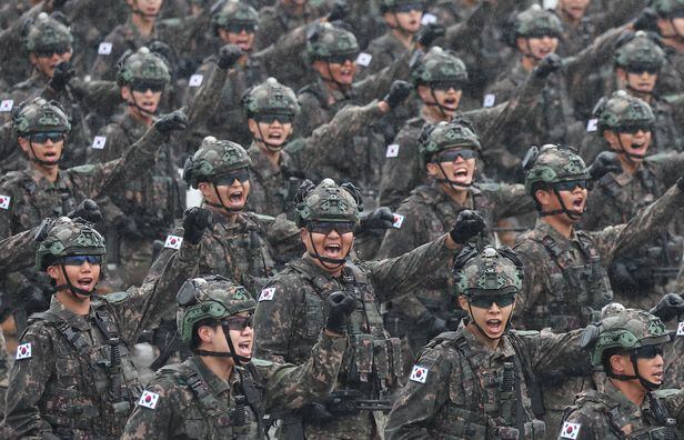 26일 경기도 성남 서울공항에서 열린 건군 제75주년 국군의날 기념식에서 국군 장병들이 분열하고 있다./뉴시스