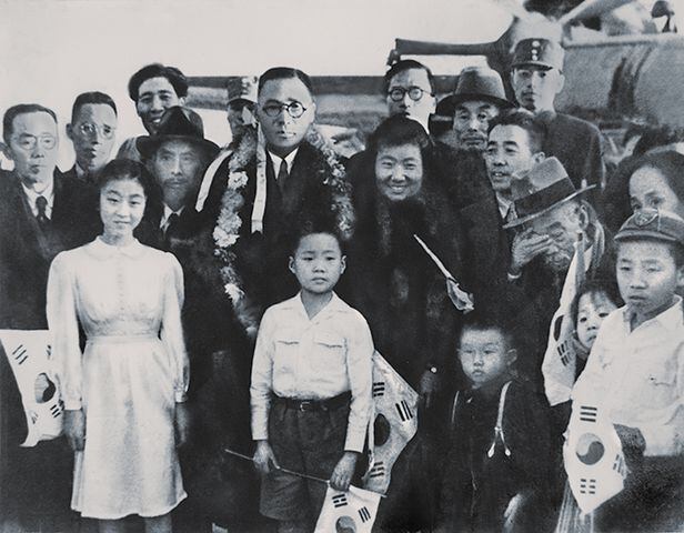 1945년 10월 대한민국 임시정부 요인들이 귀국하기 전 중국 상하이에서 촬영한 사진. 가운데 화환을 목에 건 이가 김구, 오른쪽 중절모를 쓰고 눈물을 닦는 이가 이시영이다. 김구 앞에서 태극기를 들고 서 있는 소년이 아홉 살 이종찬이다. /이종찬 회장 제공