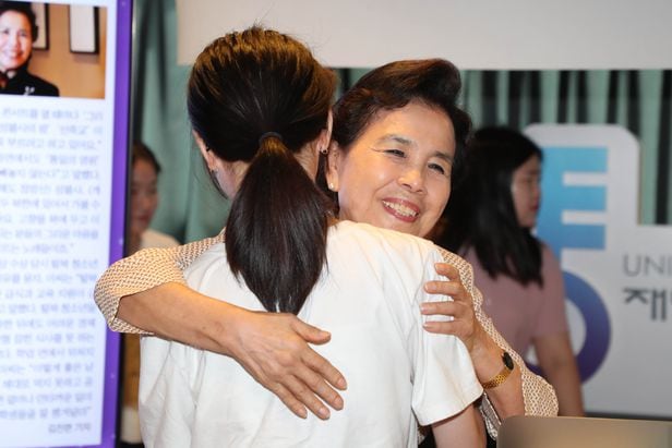8월 22일 오전 서울 중구 통일과나눔재단 회의실에서 '이미자 탈북청소년 장학금 수여식'이 열린 가운데 가수 이미자씨가 장학금을 받은 학생과 포옹하고 있다. /장련성 기자