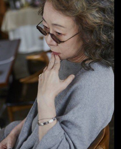 지난 4월 93회 아카데미상 시상식에서 여우조연상을 수상한 74세의 배우 윤여정. 