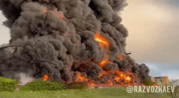 크림반도 세바스토폴 석유저장고에서 발생한 대형 화재. /트위터