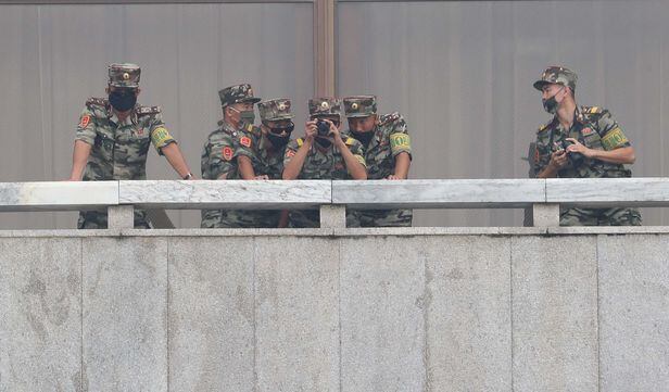 지난 16일 경기 파주시 판문점에서 바라본 북한 병사들이 망원경을 통해 남측을 관찰하고 있다. /사진공동취재단