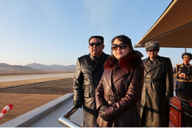 북한 김정은 총비서가 '항공절'(11월29일)을 맞아 딸 주애와 함께 제1공군사단 비행연대를 찾아 비행사들의 시위비행을 참관했다./평양 노동신문