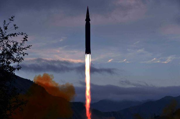 북한이 29일 공개한 ‘극초음속 미사일 화성-8형’ 시험 발사 장면. 개발 초기 단계이지만 북한이 극초음속 미사일기술을 완성할 경우 우리의 방어막을 무력화시킬 수 있다는 우려가 나온다./노동신문 뉴스1 