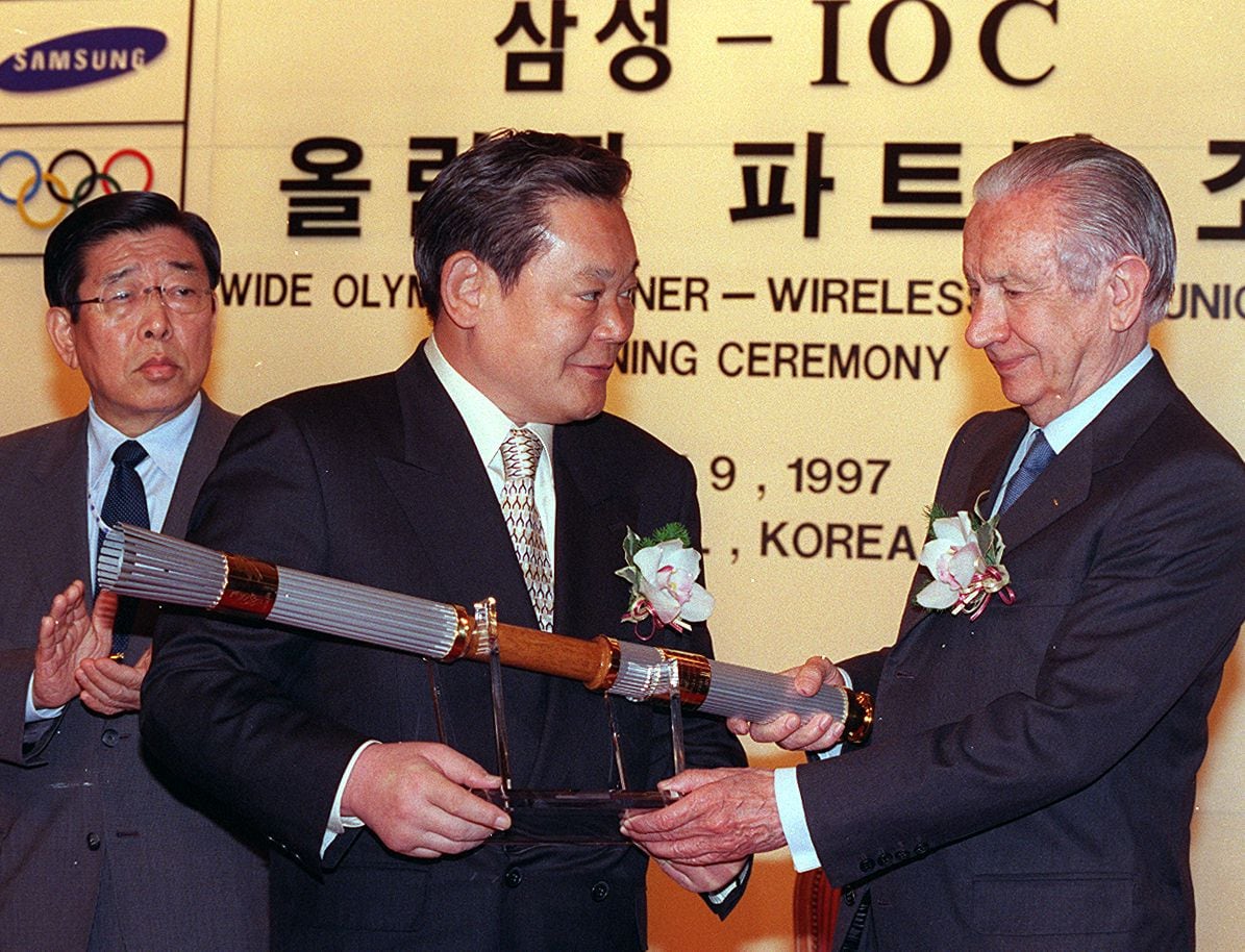 1997년 5월 9일 신라호텔에서 열린 올림픽파트너 계약체결식에서 사마란치 IOC위원장(오른쪽)이 삼성 이건희(가운데)회장에게 기념성화봉을 전달하고 있다.