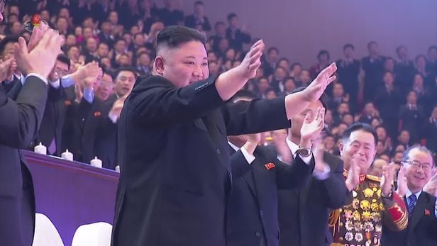 북한 조선중앙TV는 14일 김정은 국무위원장이 전날 평양체육관에서 열린 8차 당대회 기념 공연 '당을 노래하노라'를 관람했다고 보도했다. /조선중앙TV 연합뉴스