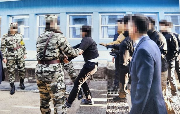 2019년 11월 북한 선원 2명이 동료 16명을 살해하고 탈북해 귀순 의사를 밝혔으나 판문점을 통해 북한으로 추방당하는 모습./통일부 제공