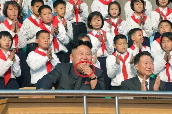 김정은 북한 국무위원장이 지난 2017년 6월 소년단 제8차대회에 참석해 학생들과 기념촬영을 하는 자리에서 담배를 손에 들고 있다./조선중앙통신·연합뉴스