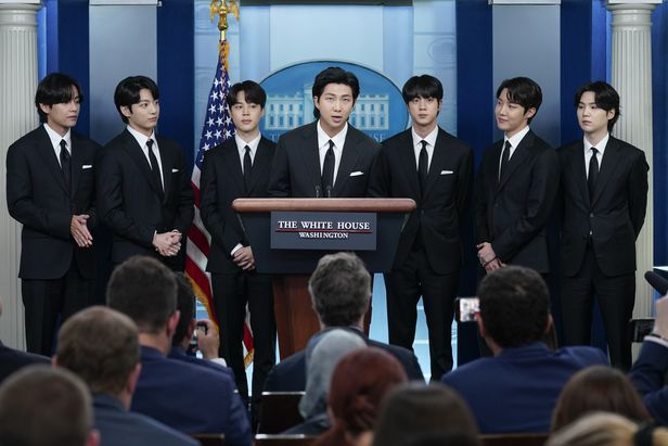 BTS 멤버들이 바이든 대통령을 만나기 전 백악관 브리핑룸에서 아시아계 혐오 범죄에 대한 입장을 밝히고 있다. /AP 연합뉴스