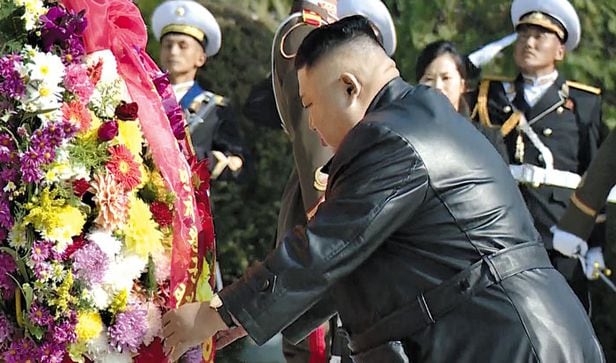 김정은, 중국군 전사자묘 참배 - 김정은 북한 국무위원장이 중국 인민군 한국전쟁 참전 70년을 맞아 평안남도 회창군에 있는 전사자묘를 참배했다고 22일 조선중앙TV가 보도했다. /조선중앙TV