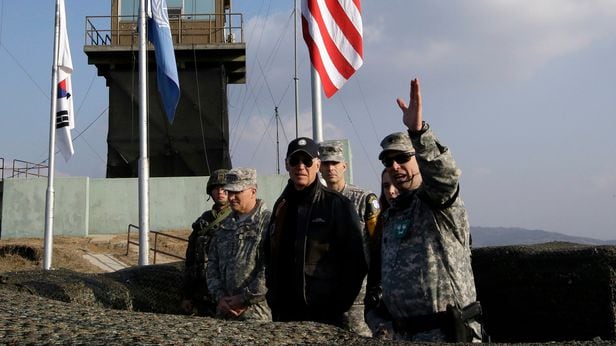 2013년 12월  부통령이던 바이든 대통령당선자가 DMZ 관측소를 방문해 북측지역을 바라보고있다./AP 연합뉴스.
